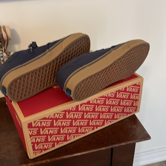 Brand new men’s Vans, size 8.5. Navy/ blue - Picture 3 of 5